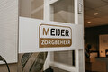 Raam van het kantoor van Meijer Zorgbeheer met het logo